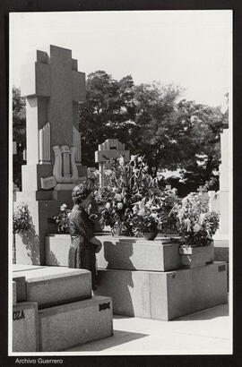 [Consuelo Guerrero ante la tumba de Jacinto Guerrero]