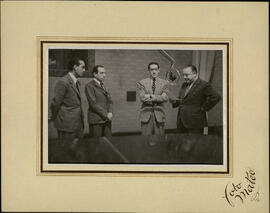 Jacinto Guerrero en un estudio de radio en Barcelona