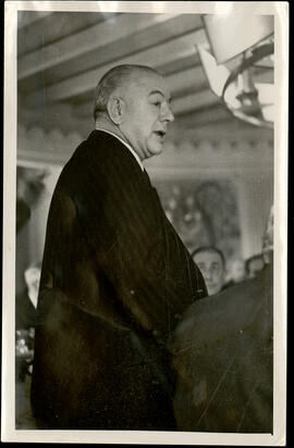 [Jacinto Guerrero en una comida]