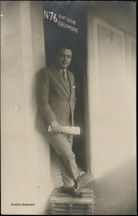 [Jacinto Guerrero en San Sebastián, delante de la puerta del local de Antonio Dorronsoro]