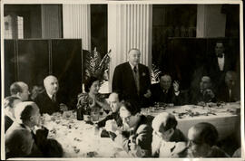 [Jacinto Guerrero en una comida]