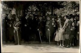 [Jacinto Guerrero y Federico Romero condecorados en la Plaza del 2 de mayo]