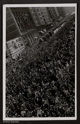 [Multitud delante del Coliseum acompañando al féretro de Jacinto Guerrero]