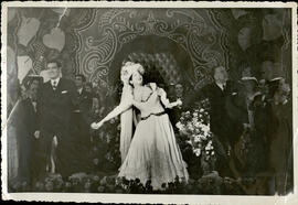 [Jacinto Guerrero saludando al público tras la representación de Cinco minutos nada menos]