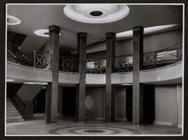 [Vestíbulo, pasillos, bar, sala y escenario del teatro]