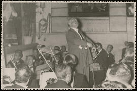 Jacinto Guerrero dirigiendo en el Teatro Rojas