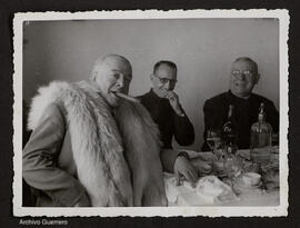 [Jacinto Guerrero y dos sacerdotes en una comida]