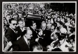 [Cortejo fúnebre acompañando el féretro de Jacinto Guerrero]