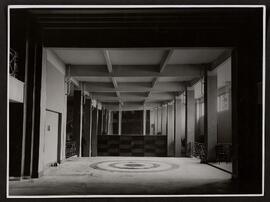 [Vestíbulo, pasillos, bar, sala y escenario del teatro]