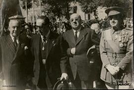 [Jacinto Guerrero y Federico Romero condecorados en la Plaza del 2 de mayo]