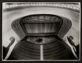 [Vestíbulo, pasillos, bar, sala y escenario del teatro]