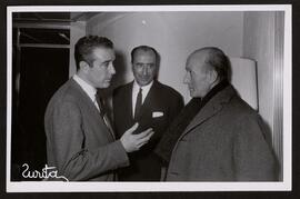 [Inocencio Guerrero rodeado de amigos]