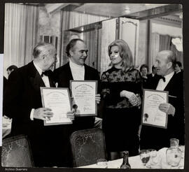 [Inocencio Guerrero y Perico Chicote recibiendo los Premios Nacionales Cinematográficos]