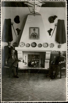 [Jacinto Guerrero y el constructor Magdaleno Aguado en un salón del Hotel Carlos V de Toledo]