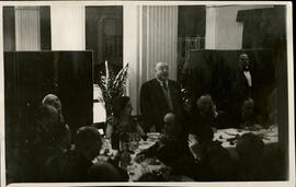 [Jacinto Guerrero en una comida]