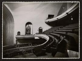 [Vestíbulo, pasillos, bar, sala y escenario del teatro]