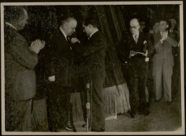 Jacinto Guerrero recibiendo la Medalla del Trabajo