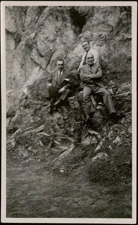 Jacinto Guerrero con unos amigos en una granja