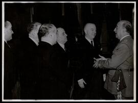 [Jacinto Guerrero y otros en una recepción con Francisco Franco]