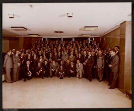 [Actores y periodistas posando en un vestíbulo]