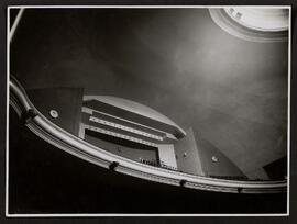 [Vestíbulo, pasillos, bar, sala y escenario del teatro]