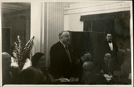 [Jacinto Guerrero en una comida]