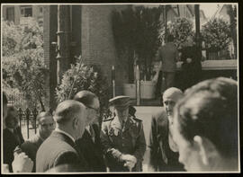 Jacinto Guerrero y Federico Romero recibiendo un premio
