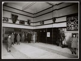 [Vestíbulo, pasillos, bar, sala y escenario del teatro]