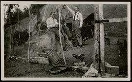 Jacinto Guerrero con unos amigos en una granja