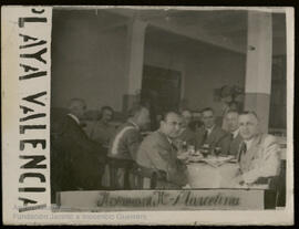 Jacinto Guerrero en una comida con amigos