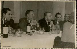 [Jacinto Guerrero, el empresario Francisco Torres y Mariano Martín, entre otros, en una comida]