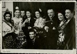 [Jacinto Guerrero y José Muñoz Román rodeados de un grupo de bailarinas de flamenco]