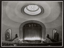 [Vestíbulo, pasillos, bar, sala y escenario del teatro]