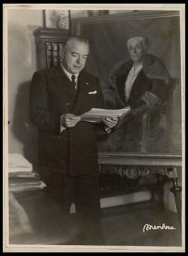 [Jacinto Guerrero delante de un retrato de su madre, Petra Torres Benito]