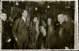 Jacinto Guerrero con Raúl de Labougle y otras personalidades en el estreno de 'Ana y el rey de Siam'