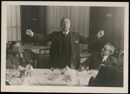 Jacinto Guerrero comiendo con miembros de la Sociedad de Autores