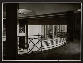 [Vestíbulo, pasillos, bar, sala y escenario del teatro]