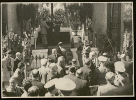 Jacinto Guerrero y Federico Romero recibiendo un premio