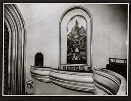 [Vestíbulo, pasillos, bar, sala y escenario del teatro]